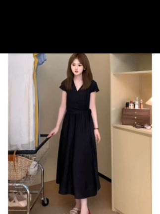 夏季时尚百搭长裙短袖法式温柔风褶皱连衣裙修身弹力掐腰显瘦v领