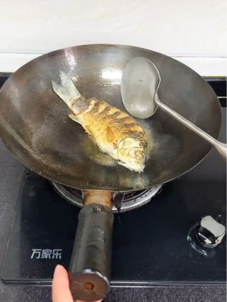 家里经常做饭的,有个好用的锅铲,真的太重要了,圆形铲头炒菜的时候无论哪个角度,它跟锅底都很贴合,用起来很省力,铲头有弧度,平时倒调料就很方便,炒一些带汤的菜,既能当铲子又能当勺子。 #锅铲#不锈钢锅铲#炒菜勺#长柄炒菜勺 #加长手柄锅铲