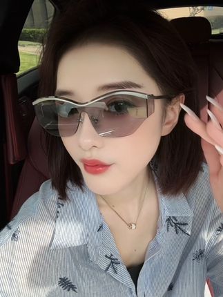 这个天出门不戴墨镜🕶️和“裸奔”有什么区别🫣 #墨镜一戴谁也不爱 #太阳镜 #高颜值眼镜 #时尚太阳镜 #穿搭