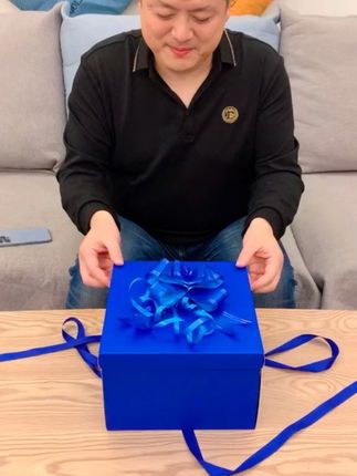 老公生日送他一个生日礼盒,瞧他开心的像个孩子…..