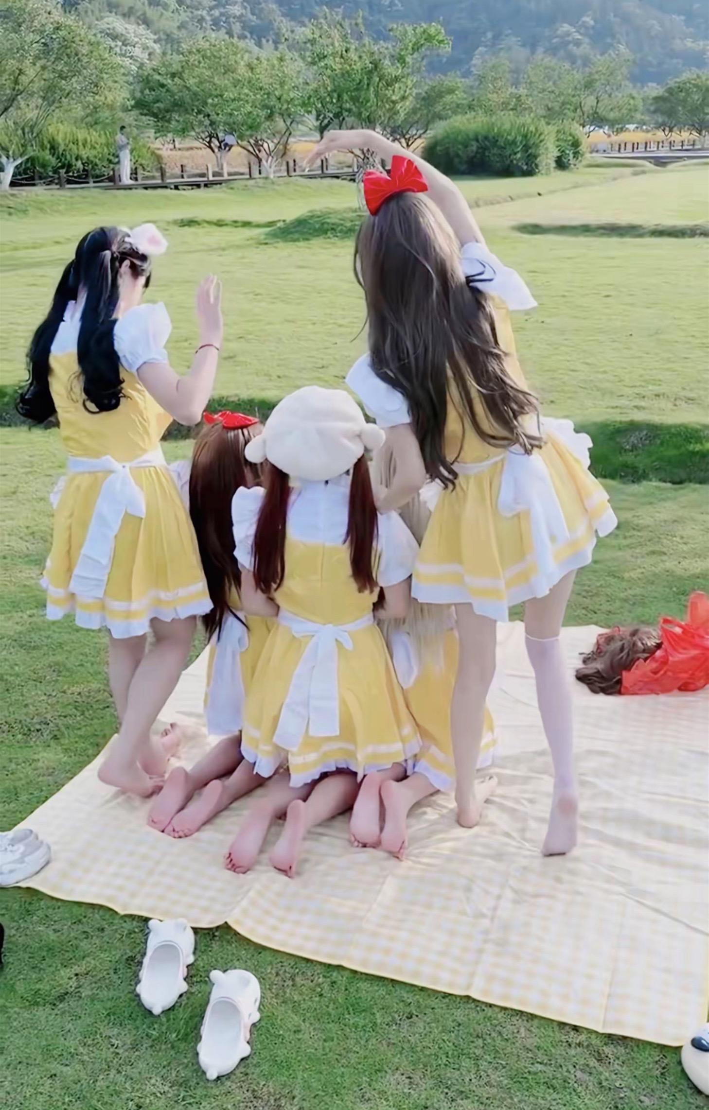 #拍照姿势 #爱了爱了 #姐妹装 #少女 #p图教程 出没一下