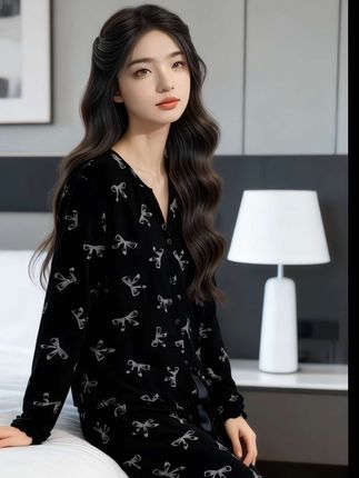 家人们谁懂啊!被我挖到宝了! 这款睡衣女开衫,是2025春秋季新款,莫代尔冰丝面料,贴身穿丝滑又透气,触感绝了~高级感满满,穿上它在家就是一整个松弛感拉,慵懒又时尚。 #睡衣女开衫 #2025新款 #莫代尔冰丝睡衣 #家居服推荐#早秋穿搭