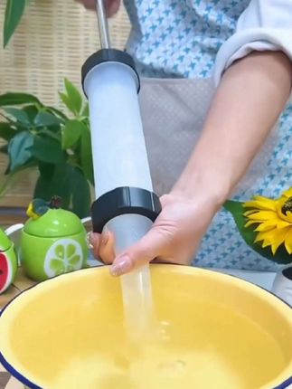 手动灌香肠机,小巧精致好用!你也可以试试在家自己做香肠。#灌香肠 #乡村味道 干净卫生