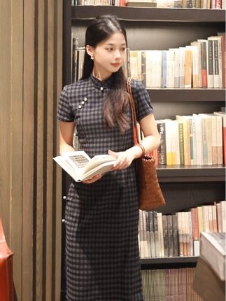 淡淡就会顺顺#淡人穿搭 #改良旗袍 #新中式穿搭 #秋季新款 #简约穿搭分享