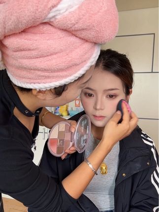 姊妹就是姊妹,这个眼妆好看吗?#日常妆 #眼妆 #眼影盘推荐