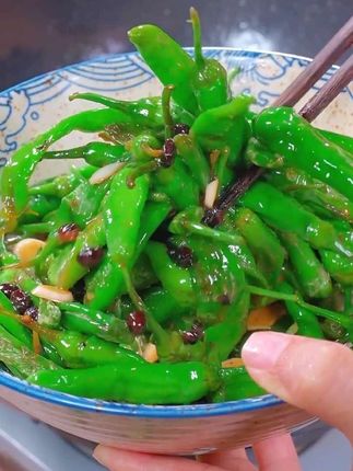 樟树港辣椒脆嫩脆嫩的特别好吃,随便一炒都特别下饭#樟树港辣椒 #太香了 #超下饭 #辣椒#家常菜