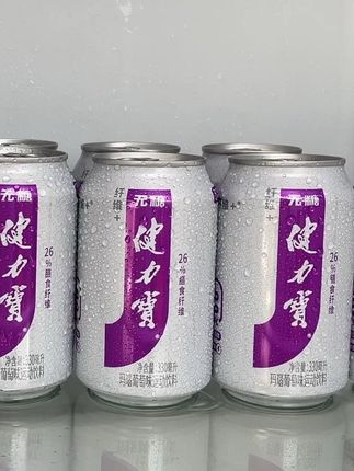 天热容易口渴,建议大家少喝普通碳酸饮料,不妨试试这款零糖健力宝。它作为电解质饮料,能及时补充身体流失的水分和电解质,关键是糖、热量等都为零,尤其适合吃完大鱼大肉后解腻。而且它保留了碳酸饮料的沙口感,还带着清新的果橙香,喝起来特别爽口。一箱足足有二十四瓶,性价比很高,大家可以看看具体价格,真的很划算。#网红饮料 #冰爽一夏 #健康饮品 #果汁 #饮品