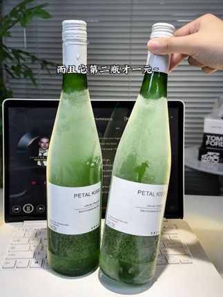 吻朵长相思半甜白太懂酒搭子了!开瓶就是柑橘、青苹果的鲜活果香,浅金色酒液特清亮。入口酸甜平衡得刚好,清爽不腻,11度微醺不上头,配小食或空口喝都绝,聚会举杯超合适。#微醺#强烈推荐#半甜白#葡萄酒#口感非常好