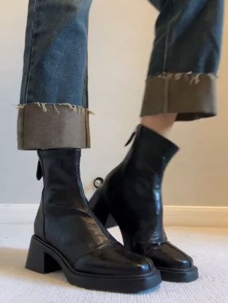 #我要上热门 这双鞋子真的太舒服了,它是那种穿上就不想脱的感觉,而且不管怎么走都不会累脚,就算逛一天街也不会觉得累!它的底部是静音设计的,就算走在石板路上也没有那种咯吱咯吱的声音,非常轻盈舒适。不管是逛街还是聚会穿都很合适#复古女鞋 #哎哟喂你鞋真好看 #好鞋推荐 #脚宽脚胖都可以 @DOU+上热门 @DOU+小助手