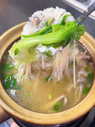 回来肚子饿了就来一碗这个磨菇瘦肉米粉,做法简单又好吃。#抖音美食推荐官 #米粉 #罗秀米粉
