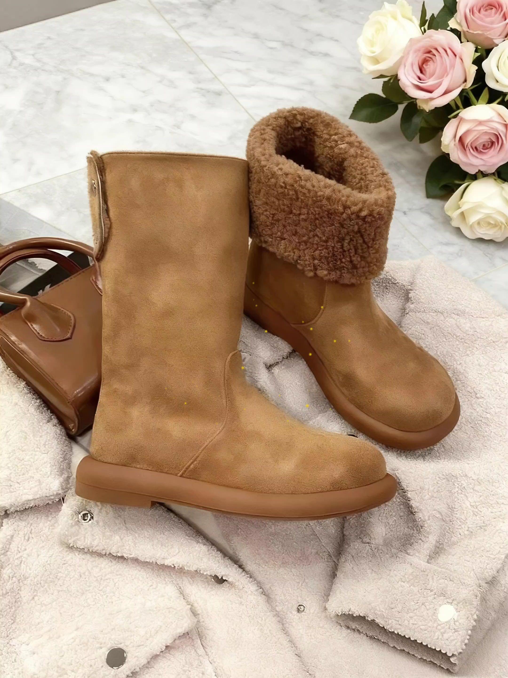 《秋冬“暖”恋:一双靴子的温柔救赎》   深秋的风刚起,林晚就把自己裹进了那件软乎乎的羊羔毛外套里。目光却被鞋柜旁的它——一双驼色绒面靴牢牢锁住。   第一次见它,是在街角的买手店。绒面质感温柔得像落日余晖,靴筒可直筒飒爽,可翻折露出圈圈羊羔毛,一脚蹬上,软乎乎的鞋底把疲惫都揉碎了。   那天加班到深夜,踩着它穿过空荡的街,暖意从脚踝往上漫,像有人在身后轻轻递了杯热可可。搭配风衣是都市通勤的干练,配毛衣裙又成了约会的甜妹,连搭配同色系小方包出街,都被闺蜜追着要链接。   现在,它正安静躺在毛绒外套上,旁边的玫瑰开得正好。这个秋冬,有它陪着抵御寒风,每一步都像踩在松软的云朵上,原来温暖与时髦,真的可以兼得~   #秋冬靴子推荐 #保暖时尚两不误 #通勤搭配 #哎呦喂你鞋真好看 #你鞋真好看