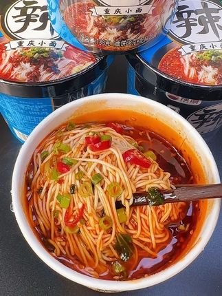 正宗的豫道重庆小面,香辣过瘾,劲道爽滑的,半夜馋了饿了来一桶,太过瘾啦!#灵魂宵夜 #速食美食 #重庆小面 #豫道重庆小面 #泡面