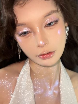 喜欢这个蓝紫冰透了~氛围感直接拉满~日常作高光,音乐节全身都涂上~真的太闪啦#变色龙高光 #巽菲特变色龙 #爆闪 #高光拌饭