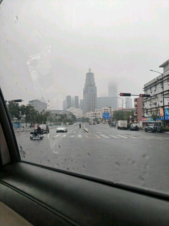 万家灯火有什么好羡慕的呢,有的人长得很漂亮,却未能遇良人,有的人不漂亮,却遇到了知冷知热的伴侣,有的人婚姻不好却不缺钱花,有的人婚姻很好,却日子过得紧巴巴,所以,哪有什么完美的人生啊、能让你开心的人就是对的人、自己喜欢的日子就是好日子,不要期待别人懂你的委屈,因为这个世界上没有感同身受#下雨天 #日常分享