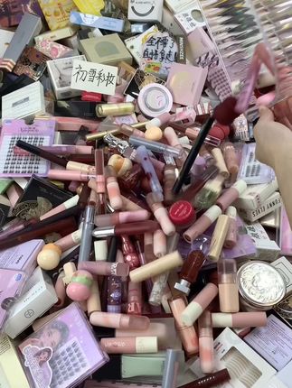 速速来！快！这里什么化妆品都有～ 赶快来拿，早上7.30开始！超多的美妆，快快 直接拿走～#平价彩妆 #唇釉 #假睫毛#粉底液#散粉