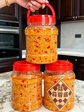 这新鲜蒜蓉酱简直是厨房的“提香神器”!开盖瞬间,蒜香“咻”地往鼻尖窜,鲜得人眼睛都亮了💕   全用当季新鲜大蒜,人工现剥现捣,一丁点儿干蒜粉都不掺,蒜瓣的脆嫩劲儿和浓得化不开的蒜香全锁在酱里,一口下去,香得直上头😋   质地细得像磨过的细沙,没一点渣,蒜香纯纯的不呛人,咸淡也调得正合适。拌凉菜淋一勺,鲜得人想跺脚;饺子蘸它,香到舔盘都不够;就连白馒头抹上,都能吃出满满的幸福感。炒菜时加一点,家常菜立马变亮眼💓   密封瓶一盖,锁鲜又干净,每次打开都像刚做好的一样新鲜,厨房离了它可真不行#蒜蓉酱 #新鲜看得见 #蒜蓉酱蒸小龙虾 #餐桌灵魂 #闭眼入不踩雷