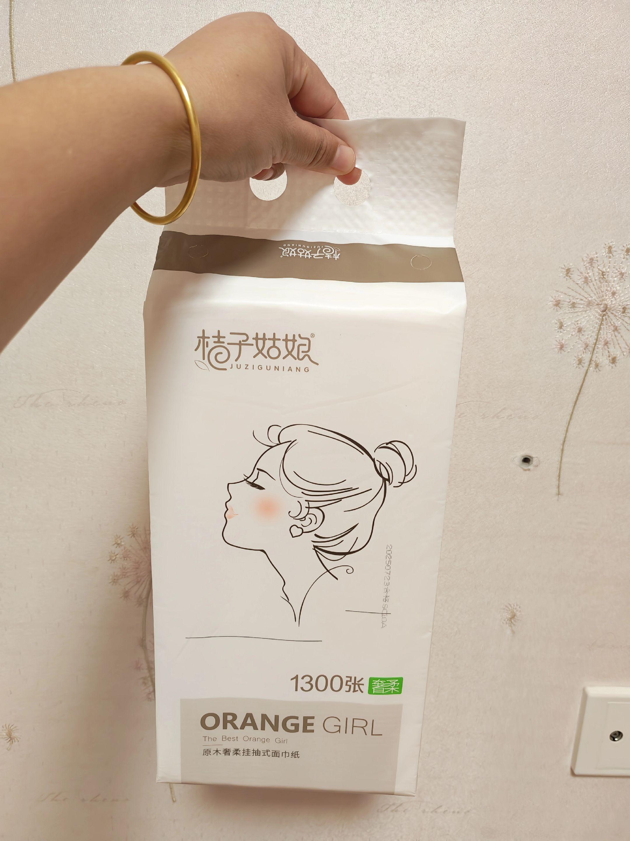 桔子姑娘你简直就是个活菩萨吧!这个价居然就到手6大提,而且每提都是加大加厚的不是松松软软的那种! 还是五层加厚的原生木浆纸,精致的压花好看又高级,纸张柔软亲肤又细腻,使劲揉搓也不掉毛絮!悬挂式的抽取也超丝滑!用一张抽一张贼方便!桔子姑娘悬挂式抽纸自用#种草好物推荐 #每日分享 #自用好物推荐
