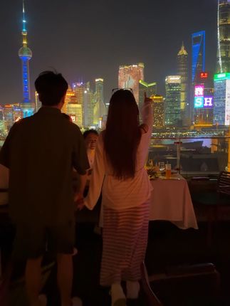 外滩一线江景,情侣约会氛围感餐厅,应该没有女孩子不喜欢吧。#外滩夜景 #情侣约会餐厅 #江景餐厅 #浪漫西餐