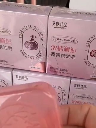 清洁温和又留香持久的香氛精油皂来啦!手工制作超用心,还送起泡网哦。用它洗澡仿佛置身浪漫香氛世界,肌肤干净又水润。#香氛精油皂 #清洁温和 #持久留香 #手工香皂