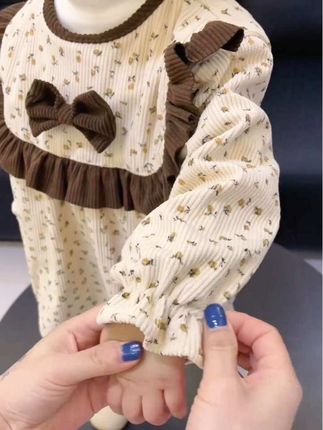 现在宝宝的#罩衣 怎么会这么好看呀,宝宝穿着可爱又洋气,#防水防污 秋冬天不用天天洗外套啦#婴童服装 #宝宝罩衣 #萌宝穿搭