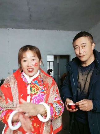 我跟老公结婚37年。这辈子就是两个女儿,老公从来没有埋怨我。没有跟他生儿子。这款龙血膏卖爆了,提亮肤色,改善皮肤暗黄,补水滋润养肤,越用皮肤越好,冬天来了,皮肤干黄,暗沉,没有光泽的姐妹。放心入手。今天拍下有运费险。