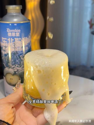 终于找到一款全麦精酿果味啤酒了,还是一升装的!有东北冻梨、芒果、蔓越莓、西柚、西瓜各种口味!配料表干干净净,像香精色素防腐剂这些都没有!开瓶就闻到浓郁的果香和麦芽香,气泡绵密细腻,喝一口瞬间爱上!夏天配上小龙虾简直太爽了!刷到的趁有货赶紧囤!#啤酒 #酒 #德恩堡 #德恩堡啤酒 #啤酒推荐