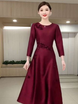 女人一辈子不容易,参加儿女们的婚礼,一定要给自已挑选一件漂亮的裙子,显气质显高贵#喜婆婆婚宴礼服裙