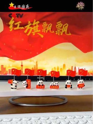 这款熊猫红旗小摆件太可爱了,放在车里家里办公室都好看了#红旗摆件 #车载摆件 #办公室小摆件 #我爱我的祖国