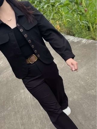 “谁的生活不是一地鸡毛,只是有人选择歇斯底里,有人选择沉默不语,有人选择放手解脱,有人选择拥抱明天。”#穿搭 #胖瘦都能穿 #高级感穿搭 #今日穿搭 #秋季穿搭 @抖音小助手 @DOU+小助手