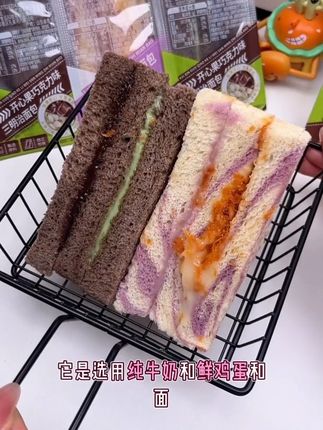 懒人早餐之光!爆款夹心三明治面包,一口沦陷!还在为早餐发愁?🔥 这款网红夹心三明治面包,拯救你的每一个匆忙早晨!真材实料看得见!!咸香肉松、浓郁奶酱、开心果酱、巧克力酱、香甜芋泥… 多种神仙口味任选,每一口都是满满幸福感!#零食#面包 #健康早餐 #营养早餐 #零食分享