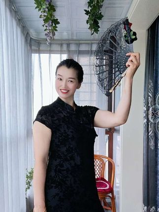 #旗袍秀一秀女子好温柔 ,五十岁怎么了,当奶奶又怎么了,只要心态好依旧散发光芒,精致洒脱,不同风格的衣服能给你带不一样的感觉和心情……🌹🌹