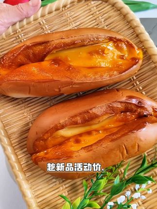 它家是纯牛奶和面和新鲜鸡蛋液,面包软乎还不干巴,配料也简单,超好吃。#岩烧乳酪蛋挞面包#奶香浓郁