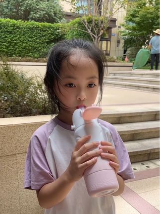 我的天呐,这颜值哪个小女孩子不喜欢呀,趁反季我也给我女儿薅了一个,这价格太爱了,保温的同时还巨好用的我女儿去哪里都带上它#母婴好物 #保温杯