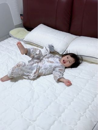 家里有宝宝的一定要记得买这种隔尿的床单哦,床垫一旦弄脏就洗不干净了,这个是我自用款,用着蛮好的,推荐给你们。 #母婴好物推荐 #隔尿床垫 #隔尿垫 #带娃好物 #宝妈推荐