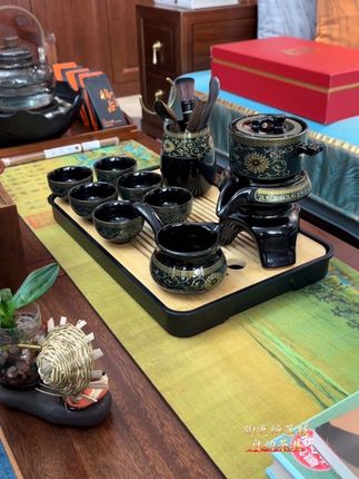 陶瓷缠莲枝自动茶具 缠莲枝#陶瓷 #自动茶具,表面肌理、鎏金堆花、仿古西域风情,旋转出茶,告别传统泡茶繁琐程序,防烫实用。礼盒装自用 送人都体面~#茶具 #茶生活 #器物之美
