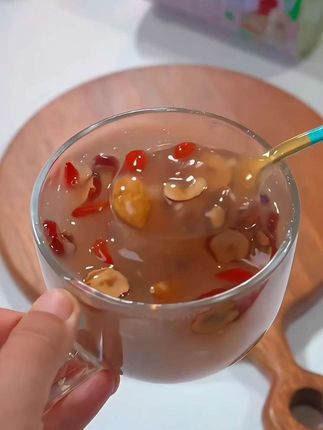 很哇塞的红枣坚果银耳羹,早餐不知道吃什么的时候来一碗,几分钟就能轻松搞定。里面富含丰富的坚果,配料有红枣、枸杞、巴旦木,紫薯等,都是女生爱吃的好东西!#银耳羹#养生羹汤#红枣坚果银耳羹#喝出好气色 #即食