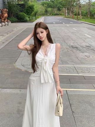 法式气质无袖连衣裙女新款夏日白色修身A字长裙设计感小众裙子女#夏季穿搭 #每日穿搭每日 #高级感穿搭 #今日穿搭 #女生黑连衣裙