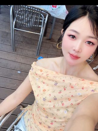 化个妆穿个漏一点的衣服发个抖音看着就不像好人了,那我给你一杯喜之郎你看我像你爷爷吗#夏天的味道