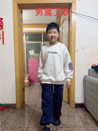 给宝贝买的卫衣终于到货了,这版型也太帅了吧!面料摸起来软绵绵的,很舒服,设计简约又百搭,袖口螺纹收口,防风又保暖#男童卫衣 #卫衣