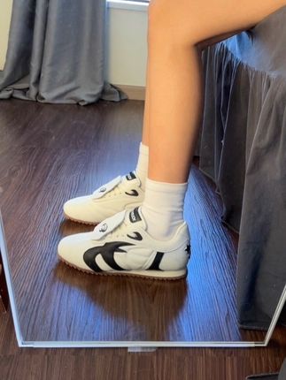 秋冬街头潮流感还得看白巧薄底鞋🤩 #潮鞋推荐好看不贵 #宝藏鞋子 #穿搭ootd #ootd #国潮