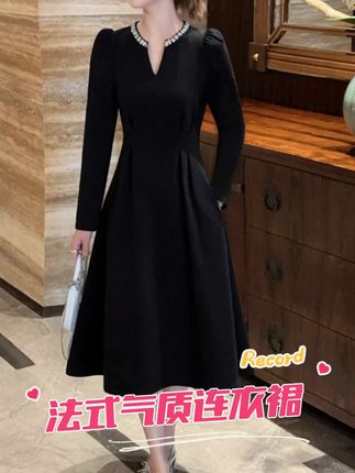 2025必入的重工洋气黑色连衣裙!V领设计拉长颈部线条,钉珠点缀更添精致,赫本风与法式浪漫融合,A字版型超显瘦,小个子的显高神器~ #黑色连衣裙 #赫本风穿搭 #显瘦神器 #法式时尚 #小个子穿搭
