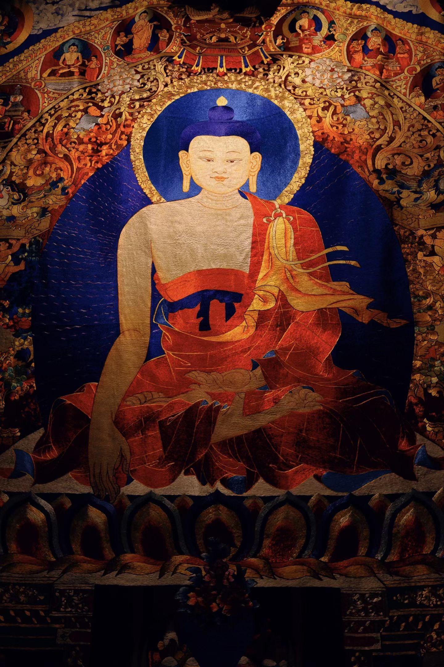 金刚经三句话 治好了我的精神内耗。    《应无所住,而生其心。》  3️⃣  这是破除焦虑的终极心法。 “住”,就是执着、粘着。当我们的心粘着在情感、名利、成绩上时,恐惧便随之而来。  害怕得到,更害怕失去。  “无所住”,是教我们经历一切却不被羁绊。 当你不再紧抓任何事物,整个世界反而会温柔地流向你。  #释迦牟尼佛舍利 #我的修行日记