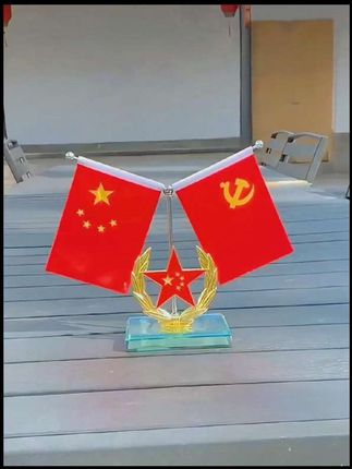 中控台上红旗映,身份神秘引人猜 信仰若着色,中国红最为鲜明 车内红旗饰品,美不胜收#红旗 #红旗装饰