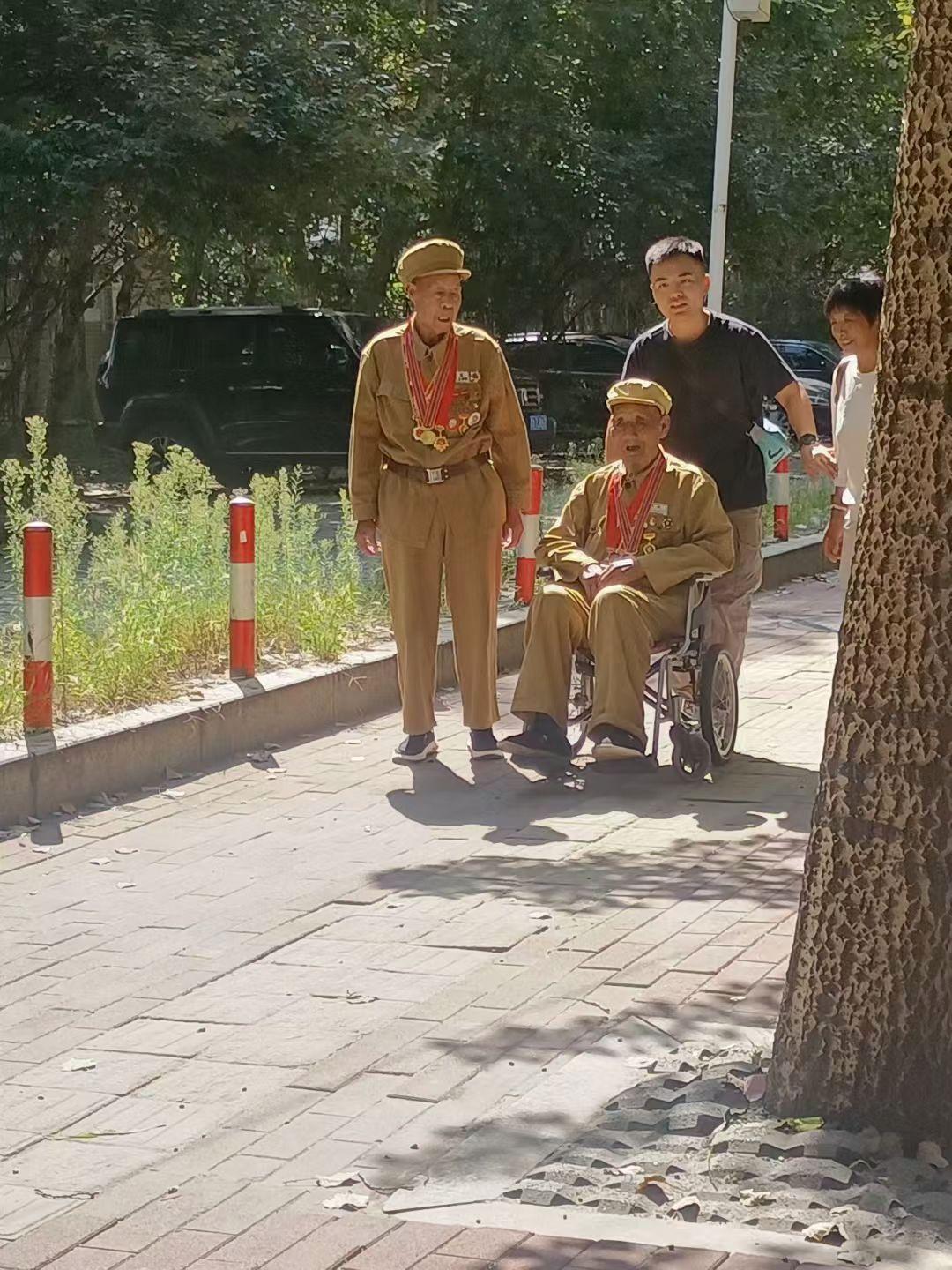 偶遇两位英雄去迎接身在异乡今日回归祖国的战友们,祝愿所有英雄健在的老人家身体健康!