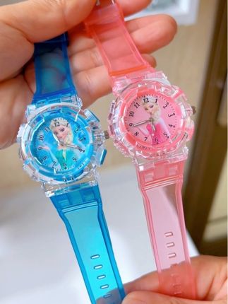 发光手表 小女生都喜欢的爱莎发光手表 我给女儿安排上了,打开就能发光,一按就亮,非常的漂亮。#少女心爆棚 #儿童手表 #爱莎公主 #发光手表 #礼物推荐