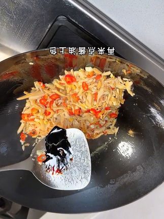 鲜美的河蚌肉简单的和青椒这样炒一下,又是一道下酒下饭菜#美食分享 #下饭菜 #河蚌肉 #小时候的味道@DOU+好生意 @DOU+小助手 @DOU+上热门