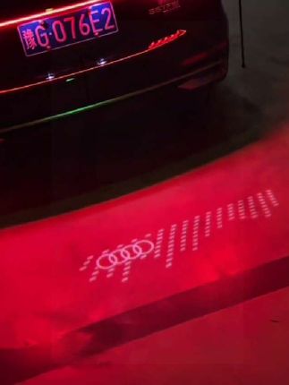 奥迪牌照灯也可以拥有炫酷尾部图案了,各位奥迪车主快给爱车安排上吧,更换操作特别简单,夜间灯光效果特别完美#奥迪 #奥迪a6l #奥迪牌照投影灯