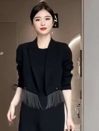 #品质女装 #欧货时尚潮流小西装两件套#优雅气质 #穿出自信穿出美丽 #高级感穿搭