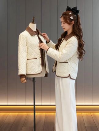 初雪漫过风车小镇的屋檐时,她总爱披上那件米白棉服。翻领蹭着颈窝的温软,像阿嬷当年缝的针脚。菱形纹路里藏着旧年的雪、壁炉的暖,还有十八岁未说出口的心事。如今小镇落雪依|,棉服裹住的不仅是深冬的寒,更是把岁岁年年的温柔,都妥帖收进了衣兜。 #冬日棉服氛围感美学 #雪天治愈系穿搭灵感 #高级感穿搭#我的双11必买清单 #秋季彩色系穿搭测评