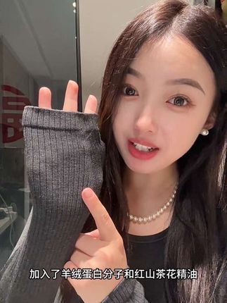 冬天不想穿得里三层外三层的姐妹们看过来,这套保暖内衣真的绝了!它是那种穿上后完全感觉不到束缚感的,而且超级百搭,随便怎么搭都好看!它的面料不仅柔软亲肤,还特别轻薄透气,上身就像没穿一样舒服,还能帮你#锁住热量,让你轻松过冬。喜欢就赶紧下单吧!#草本初色保暖套装 #秋衣秋裤套装 #冬天就要保暖又好看 #日常搭配